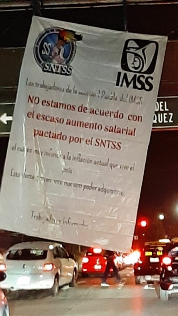 Con manta protestan por salarios del IMSS y obstruyen carril de avenida en Puebla