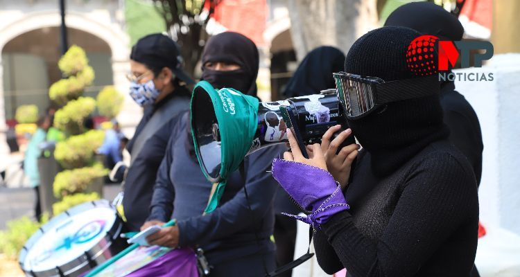 Mentira que haya infiltradas en colectivas feministas en Puebla, Cruz Lepe no supo explicar, aseguran