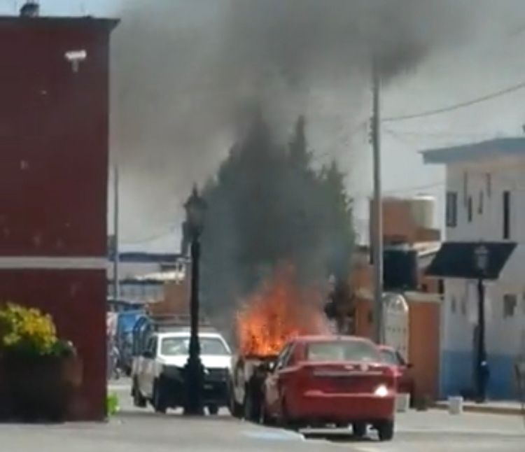Pobladores queman patrulla tras liberación de presuntos ladrones en Calpan, Puebla