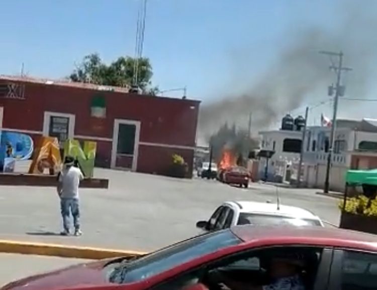 Pobladores queman patrulla tras liberación de presuntos ladrones en Calpan, Puebla