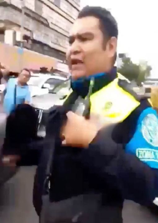 políticos del PRD golpean a oficial de transito por detenerlos 1