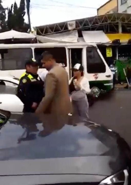 políticos del PRD golpean a oficial de transito por detenerlos 1
