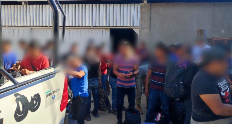 Polleros abandonan a 50 migrantes centroamericanos en Coxcatlán, Puebla, tras chocar con combi