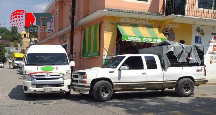 Polleros abandonan a 50 migrantes centroamericanos en Coxcatlán, Puebla, tras chocar con combi