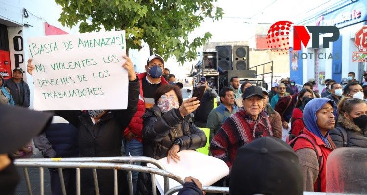 Entre protestas y a puerta cerrada rinde informe Paola Angon en San Pedro Cholula