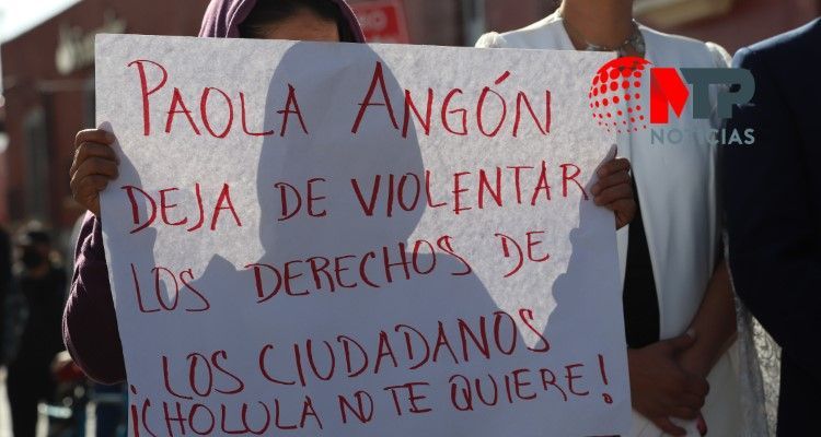 Entre protestas y a puerta cerrada rinde informe Paola Angon en San Pedro Cholula
