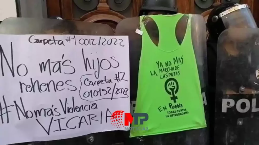 ¡No más hijos rehenes, no más violencia vicaria!, protestan en Puebla