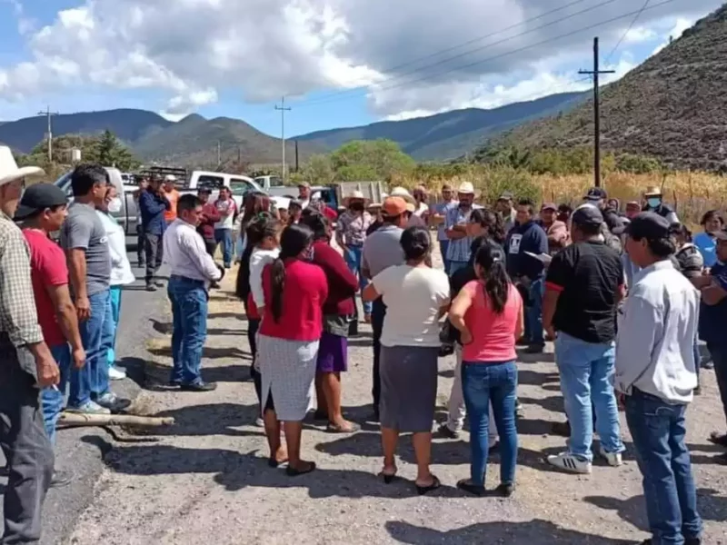 Llevan bloqueando más de 24 horas la carretera Azumbilla-Vicente Guerrero