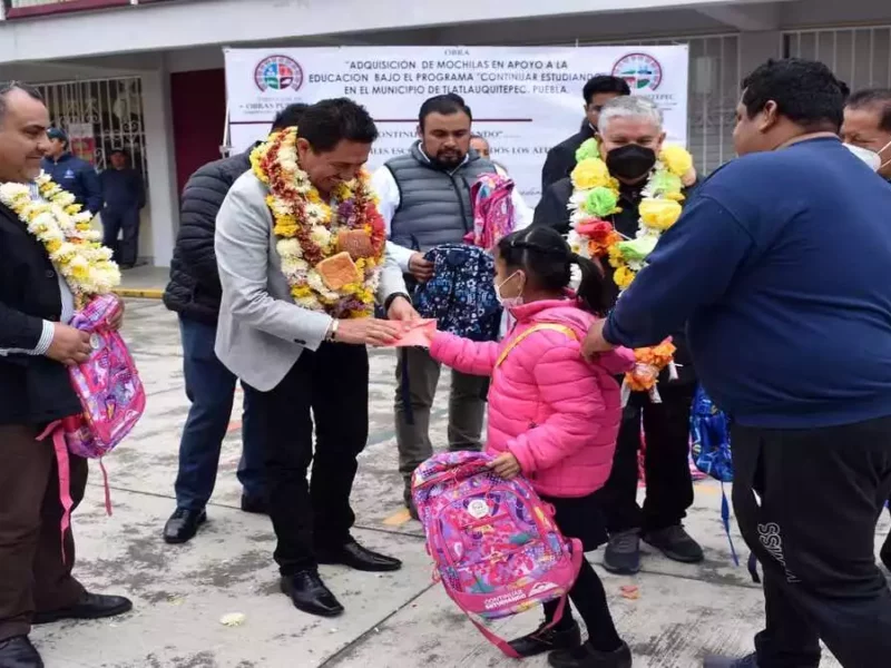 Porfirio Loeza entrega 6 mil mochilas y útiles escolares en Tlatlauquitepec