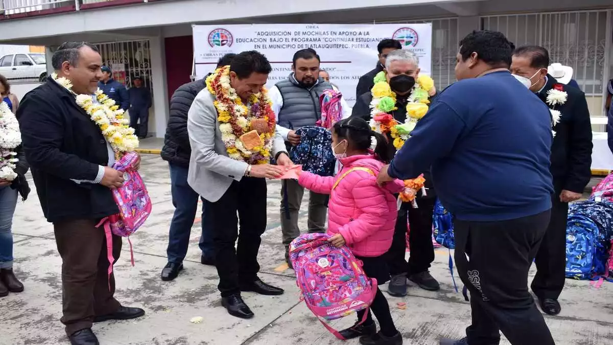 Porfirio Loeza entrega 6 mil mochilas y útiles escolares en Tlatlauquitepec