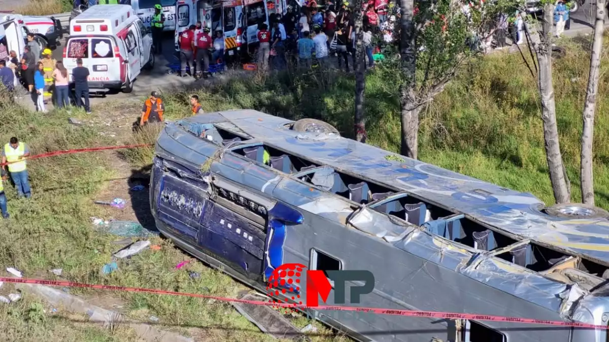 Vuelca autobús en Periférico y autopista México-Puebla, deja 25 lesionados