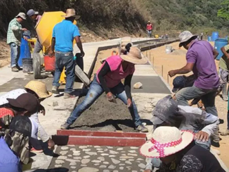 AMLO integrará a Puebla al programa 'caminos rurales', en esto consiste