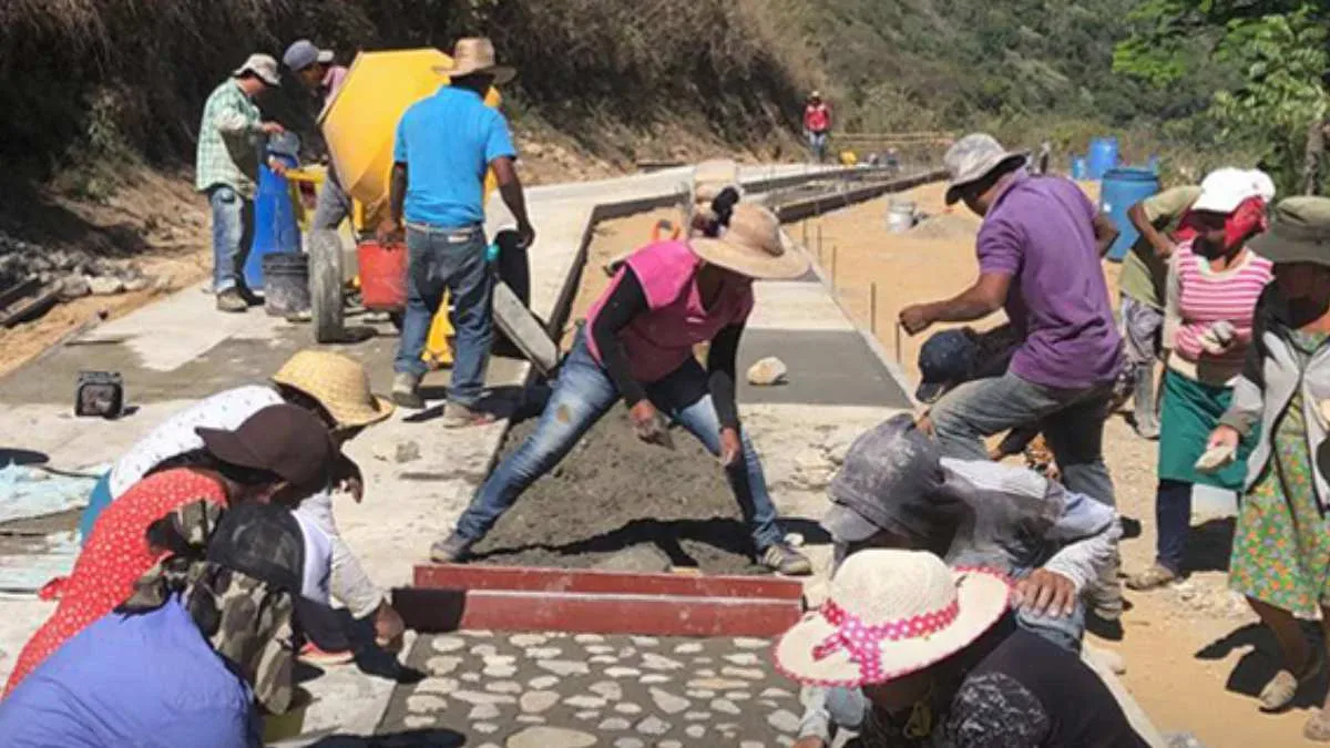 AMLO integrará a Puebla al programa 'caminos rurales', en esto consiste