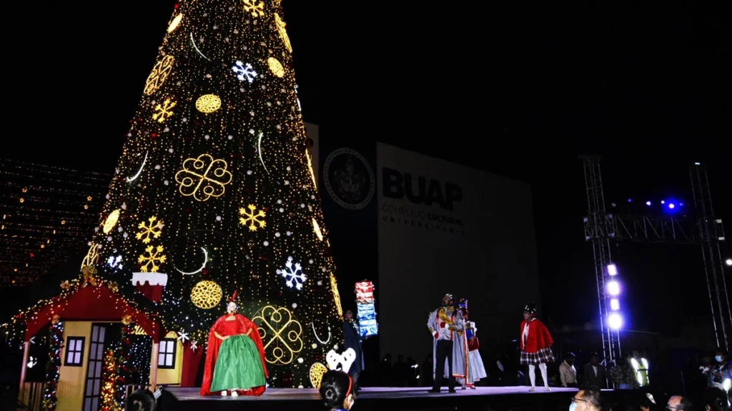 La navidad llegó a la BUAP: así fue el encendido del árbol en CCU