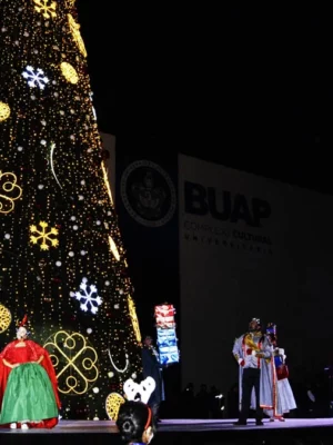 La navidad llegó a la BUAP: así fue el encendido del árbol en CCU