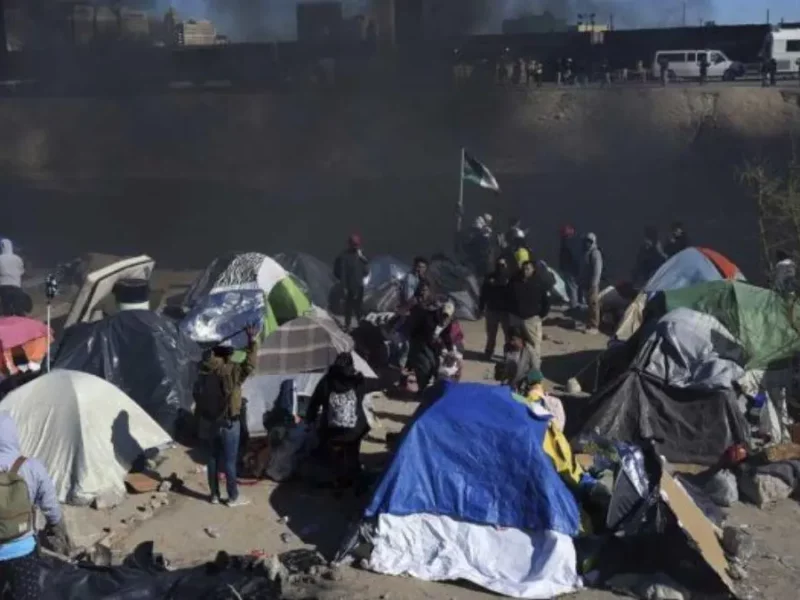 Autoridades desalojan a 500 migrantes de campamento a orillas del Río Bravo