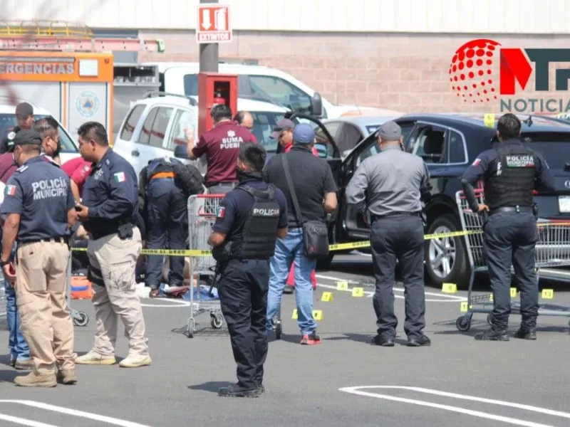 Asesinan a balazos a uno y hieren a otro en Costco, Puebla