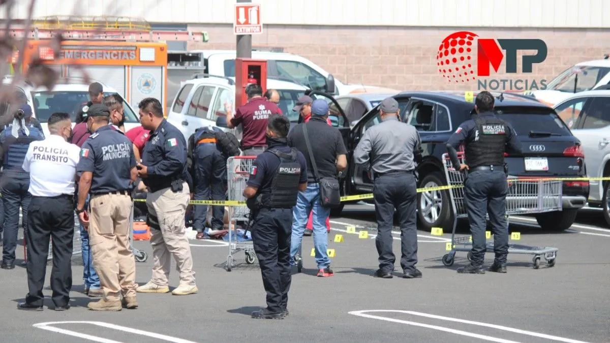 Asesinan a balazos a uno y hieren a otro en Costco, Puebla