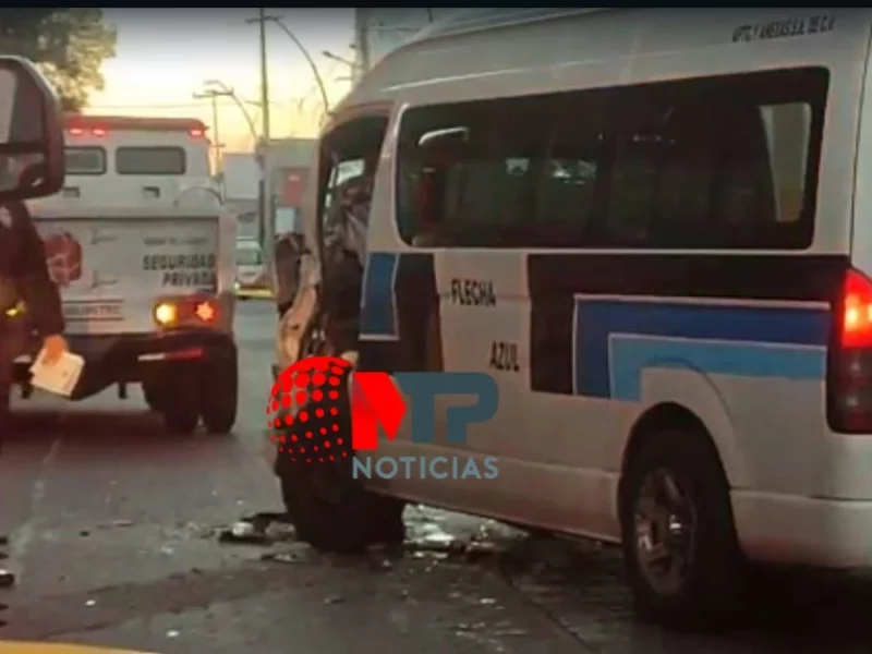Dos lesionados deja choque de ruta Flecha Azul con camioneta de valores en Puebla