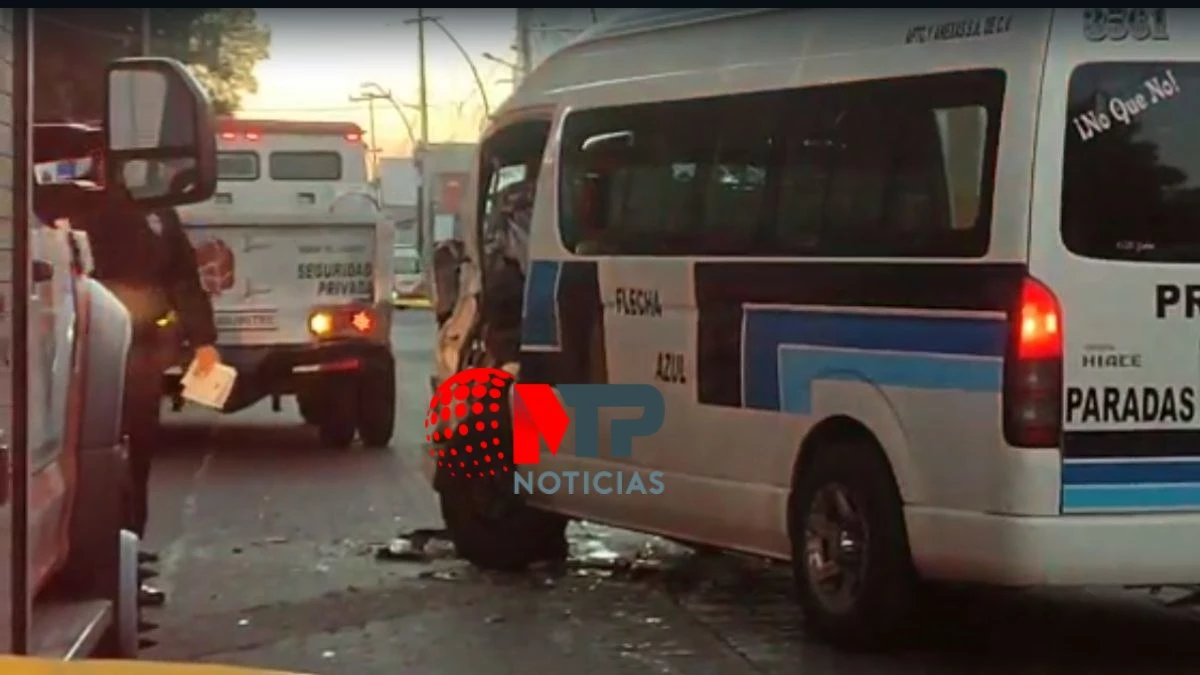 Dos lesionados deja choque de ruta Flecha Azul con camioneta de valores en Puebla