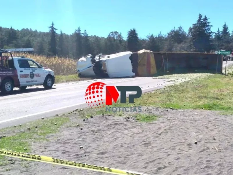 Dos muertos y dos lesionados deja choque entre camión de carga y auto en Ciudad Serdán