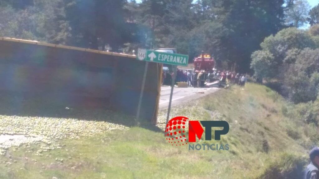 Dos muertos y dos lesionados deja choque entre camión de carga y auto en Ciudad Serdán