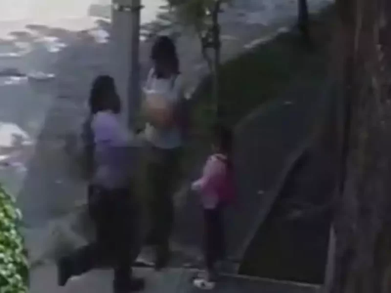 Graban en VIDEO a hombre que golpeó brutalmente a una niña en Morelos