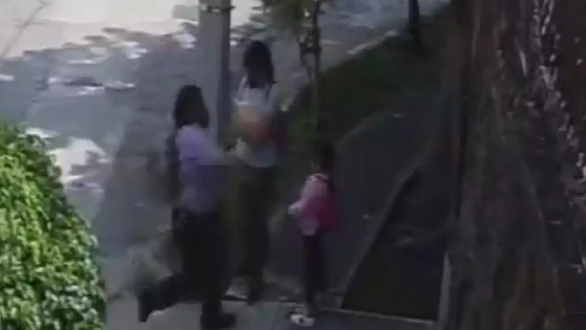Graban en VIDEO a hombre que golpeó brutalmente a una niña en Morelos