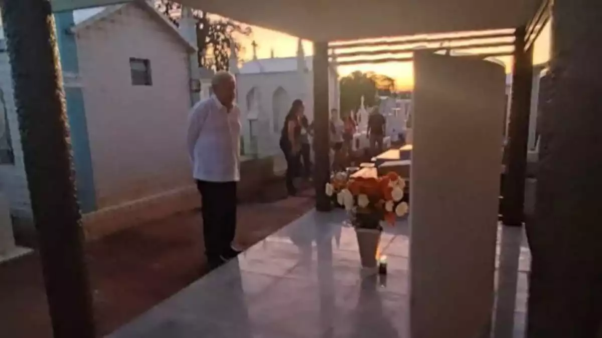 AMLO visita tumba de sus padres