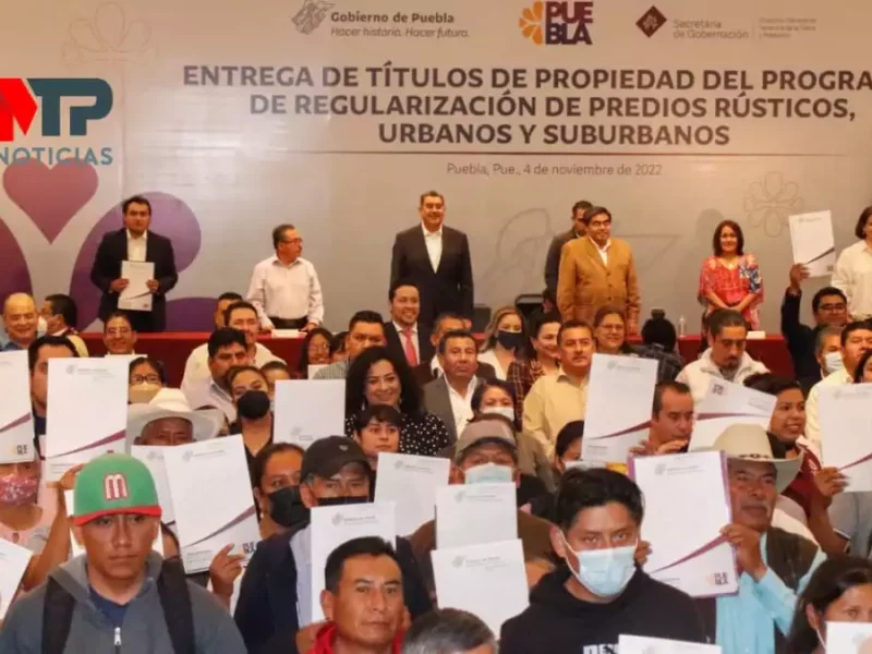 Barbosa entrega mil 500 escrituras a dueños de predios y alcaldes de Puebla