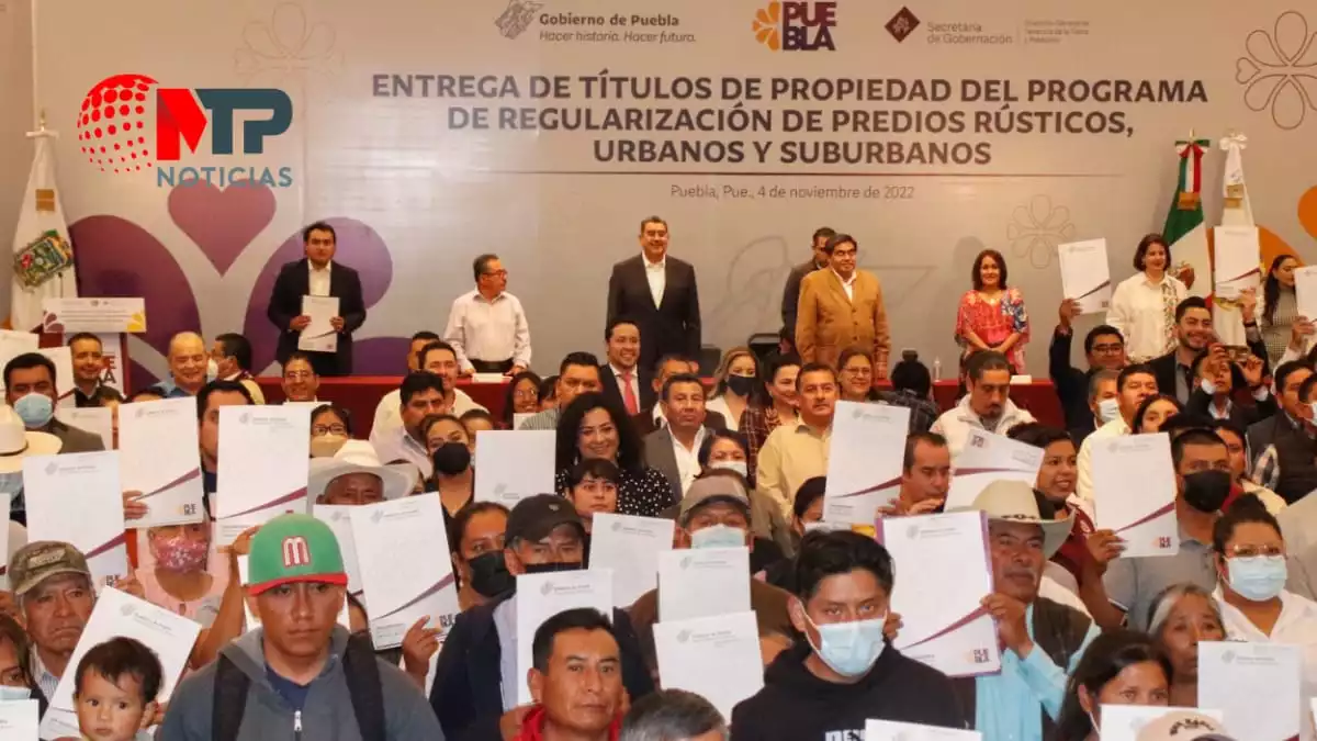 Barbosa entrega mil 500 escrituras a dueños de predios y alcaldes de Puebla