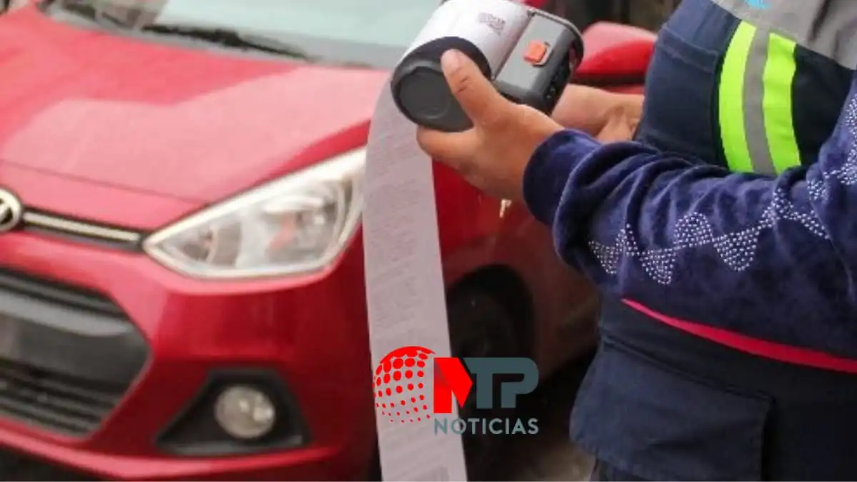 Envían al corralón 67 autos por tapar placas y vender en zona de parquímetros en Puebla