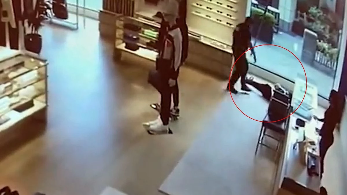 Ladrón se noquea al intentar escapar de tienda Louis Vuitton, Estados Unidos