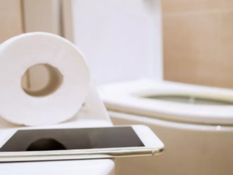 ¿Llevar tu celular al baño favorece a la aparición de hemorroides?, esto dicen expertos
