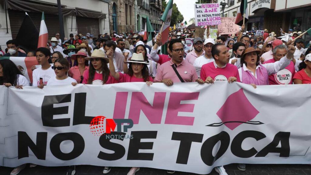 Marcha en defensa del INE suma a 10 mil personas en Puebla