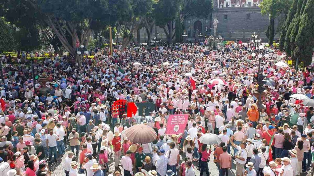 Marcha en defensa del INE suma a 10 mil personas en Puebla