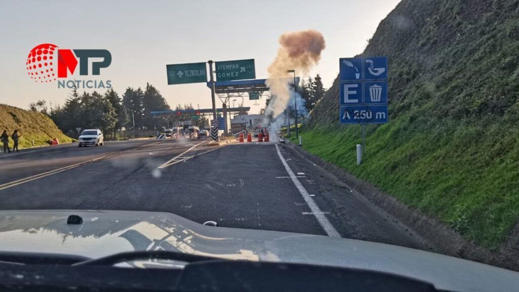 Con bombas molotov y piedras normalistas de Teteles destrozan caseta de Atempan