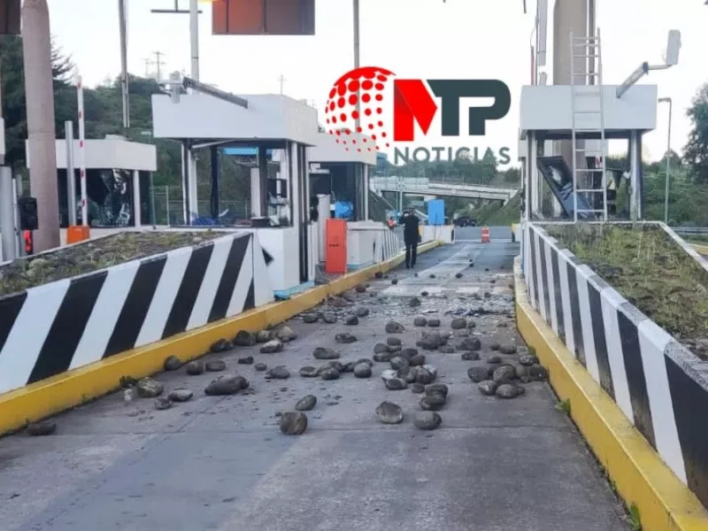 Con bombas molotov y piedras normalistas de Teteles destrozan caseta de Atempan