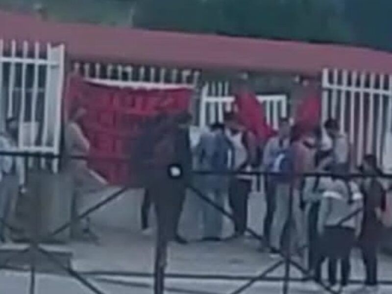 Normalistas de Teteles reprimen a estudiantes que no marchan y toman escuela
