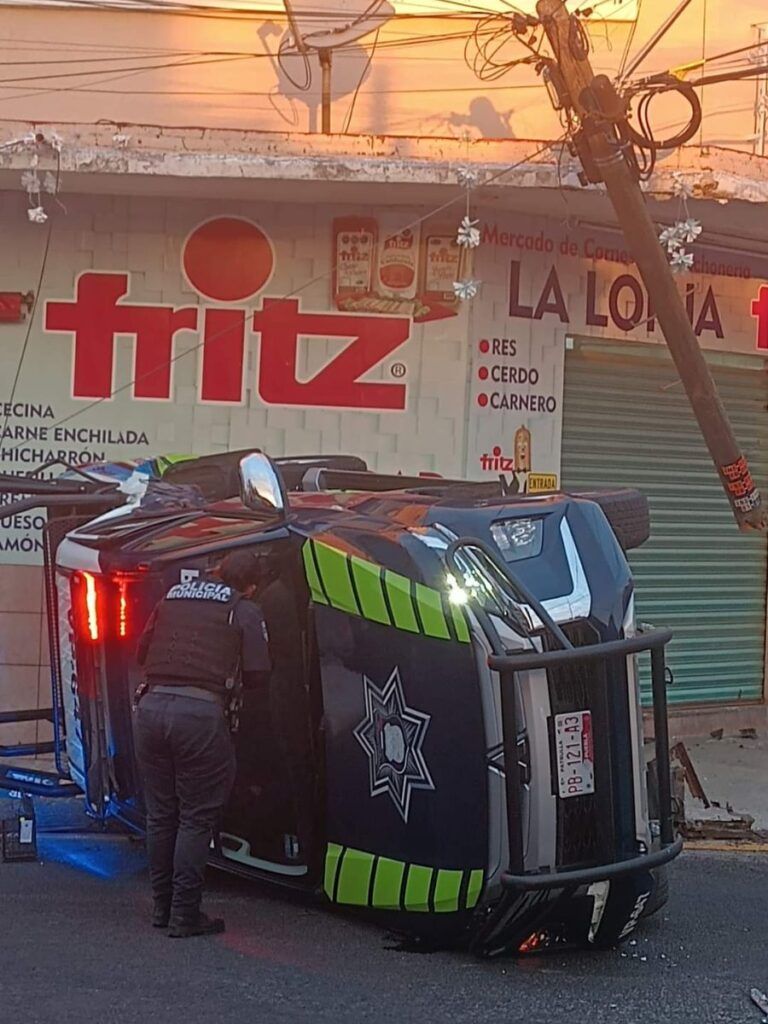 Mañana accidentada: un prensado, patrulla volcada y tren embiste camioneta en Puebla