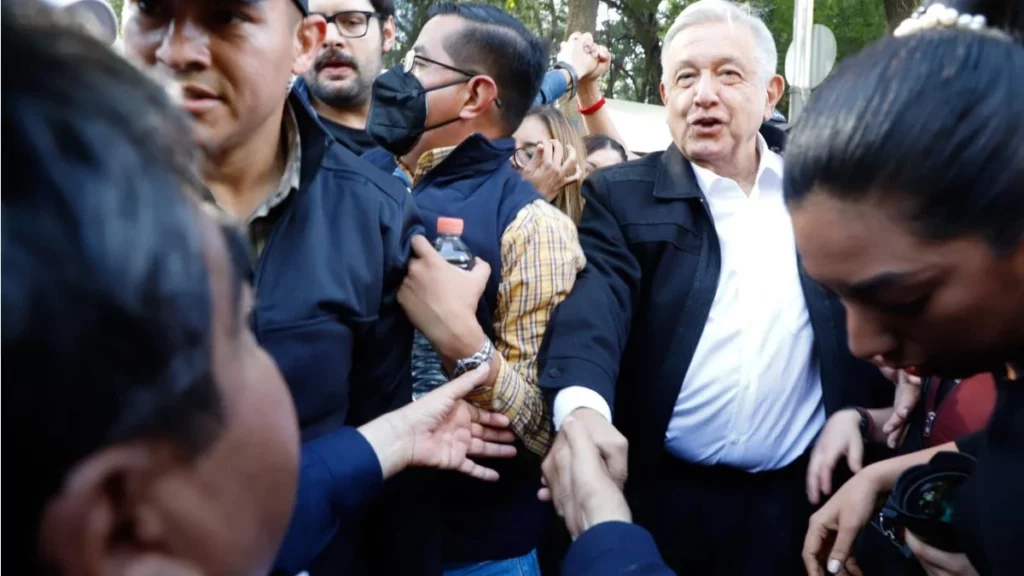 "Como hace 30 años, aquí seguimos en la calle": el saludo entre AMLO y Barbosa