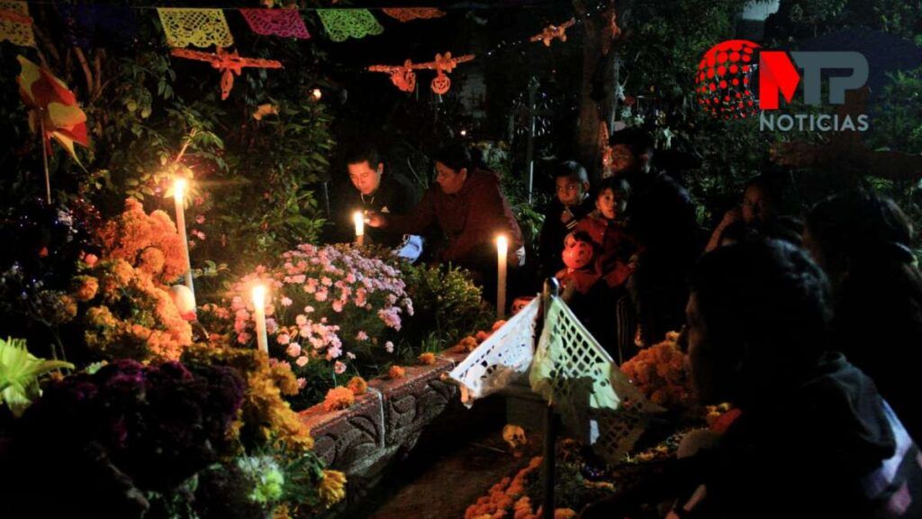 Veladas en panteones de Puebla: música, tequila; así se vivió en Momoxpan