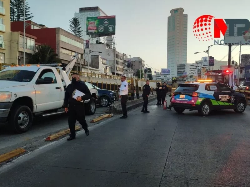 Ahora, policía municipal vuelca patrulla nueva en la Juárez-Serdán