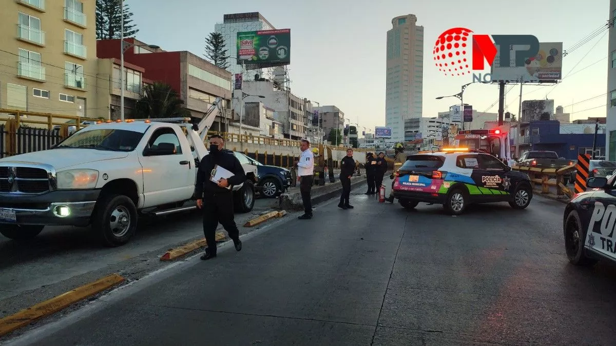Ahora, policía municipal vuelca patrulla nueva en la Juárez-Serdán