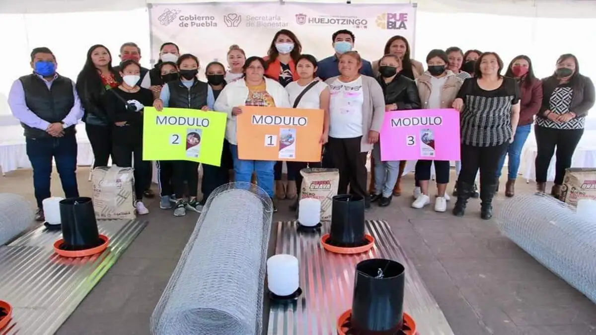 Angélica Alvarado entrega módulos de avicultura en Huejotzingo