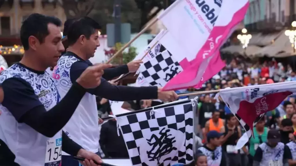 Banderazo de inicio del Medio Maratón de Puebla