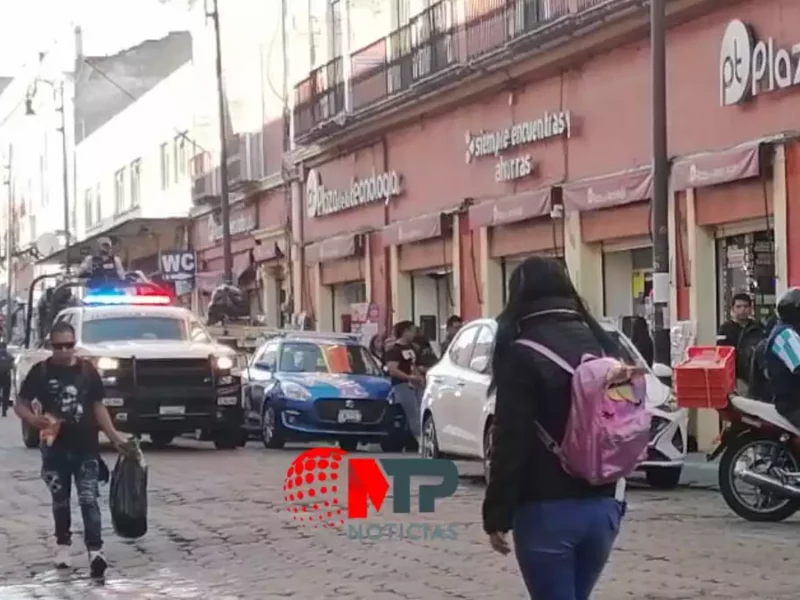 Con palos y tubos así corrieron ambulantes a funcionarios en Puebla capital (VIDEO)