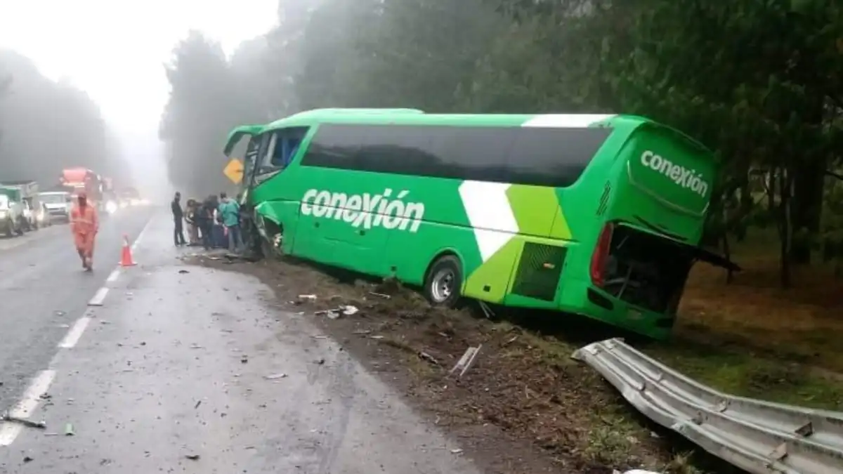 Dos muertos en la México-Tuxpan al impactarse autobús contra camioneta