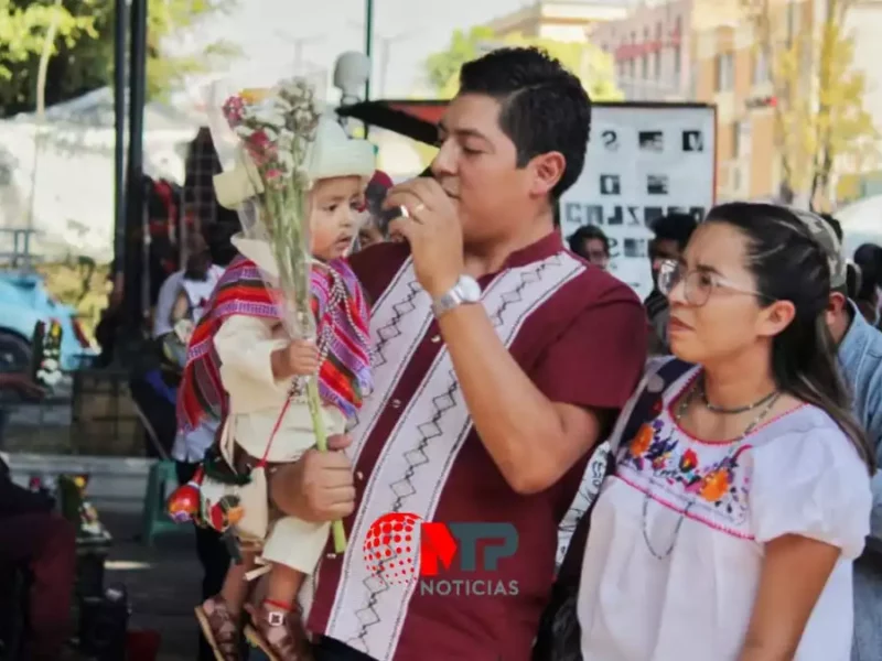 FOTOS Guadalupanos inculcan la fe a la Virgen de Guadalupe a sus hijos en Puebla