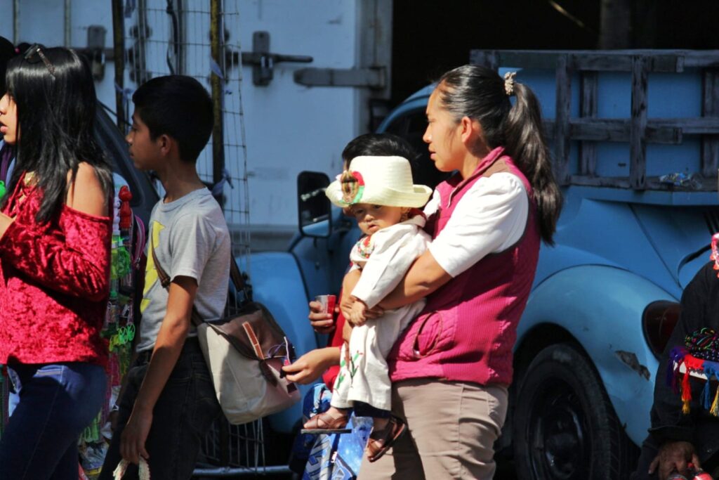 Familias poblanas acuden a "La Villita' en Puebla